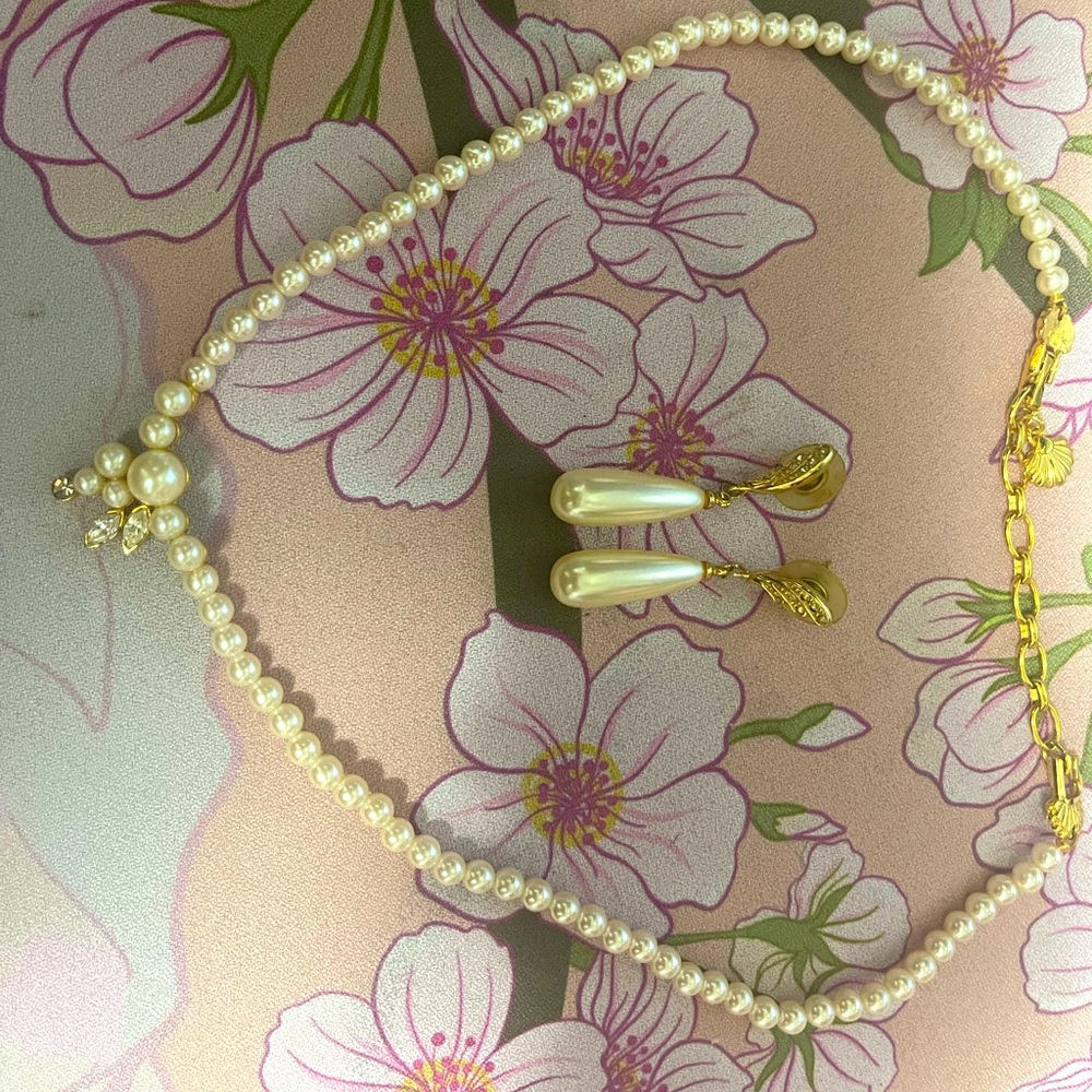 Richelieu Fux Pearl necklace and earrings